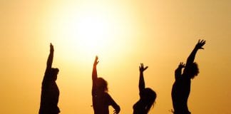 Próxima viagem: Viagem em grupo – 6 Dicas e Apps para viajar tranquilamente com amigos e família! Amigos por do sol