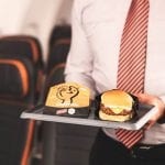 Próxima viagem: Hambúrguer e cerveja no serviço de bordo da GOL Hambúrguer Wessel e cerveja Heineken no Happy Hour da GOL, entre Rio e São Paulo. Foto: Divulgação