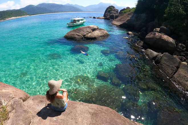 Praia do aventureiro em Ilha grande