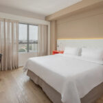 Descanso merecido: Onde ficar em Curitiba – Melhores hotéis e bairros para se hospedar na cidade quarto Intercity Curitiba Centro Civico