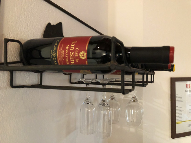 Frigobar com vinho